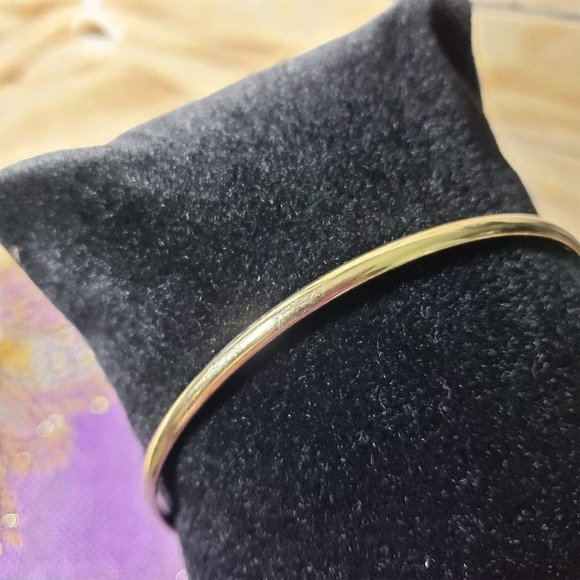 Small Gold Tone Bangle Bracelet GUC - Picture 1 of 7